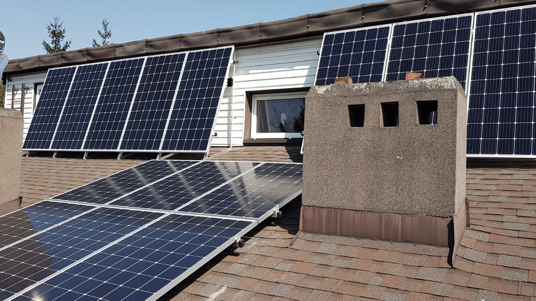 Fotowoltaika na beżowym dachu
