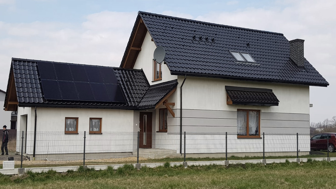 instalacja fotowoltaiczna na dachu po skończonej realizacji