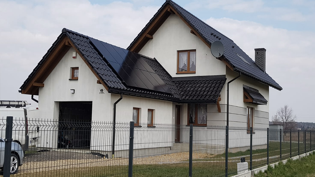 Fotowoltaika zakładana na dworku