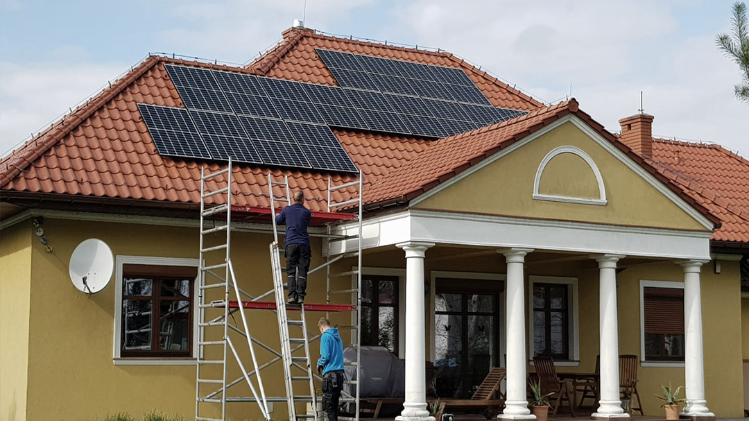 Końcowy efekt zainstalowanej fotowoltaiki na nowym domu