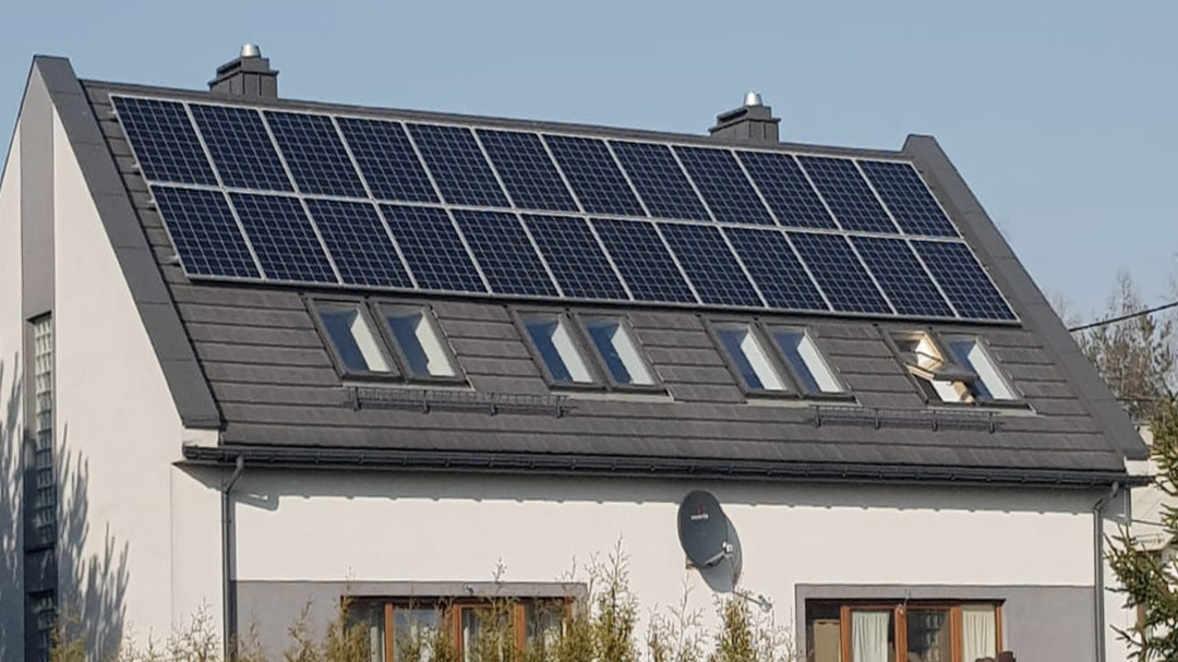 Instalacja fotowoltaiczna cała szerokość dachu