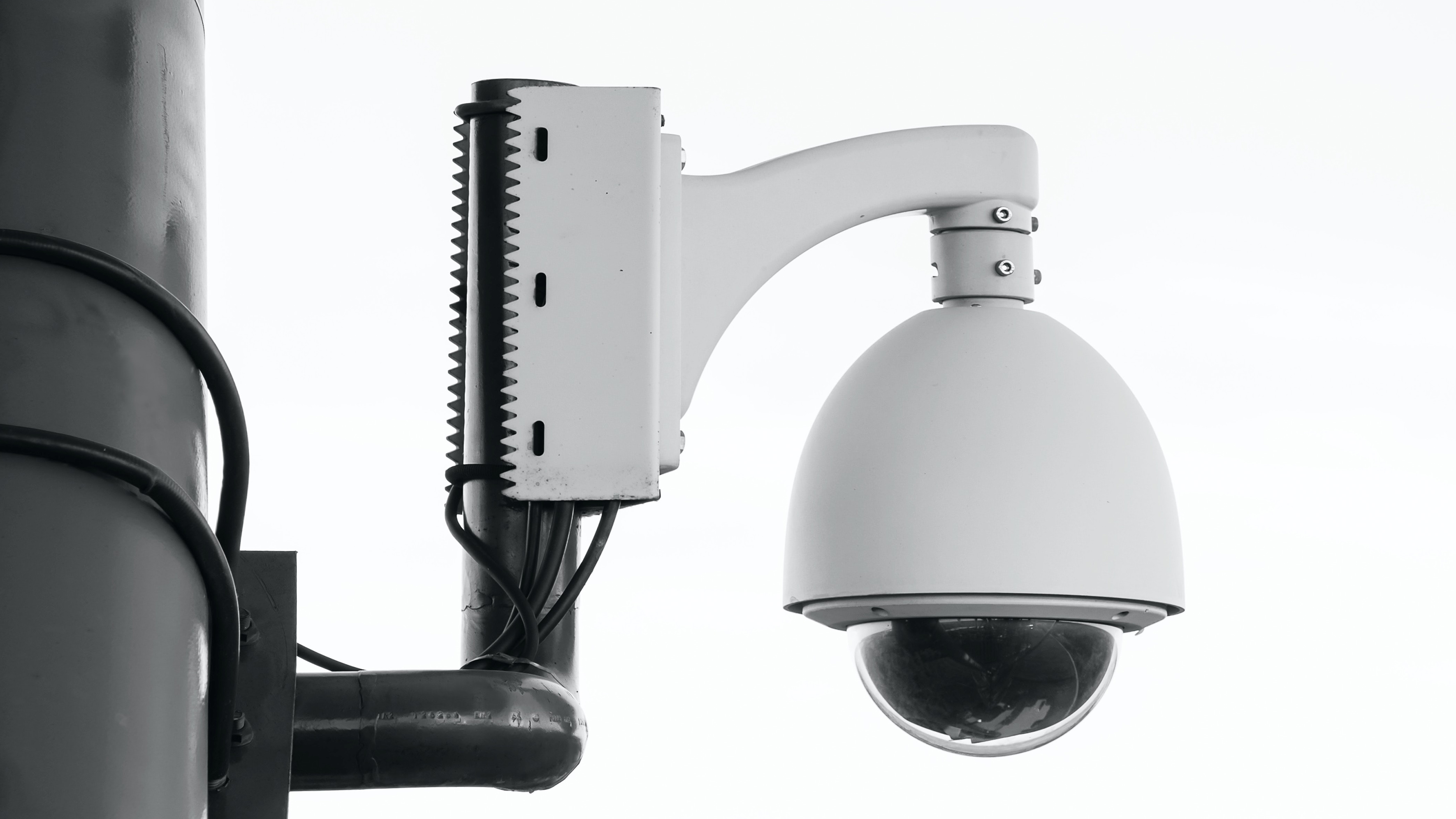 Człowiek klikający przyciski na nowoczesnym domofonie